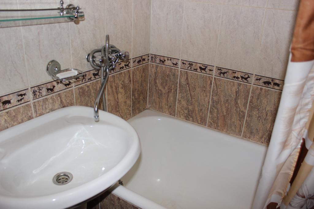 Ust-Kamenogorsk Hotel Bagian luar foto
