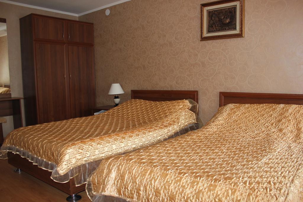 Ust-Kamenogorsk Hotel Bagian luar foto